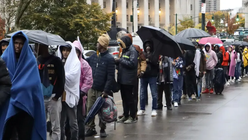 inmigrantes-esperando-fila-personas-nueva-york