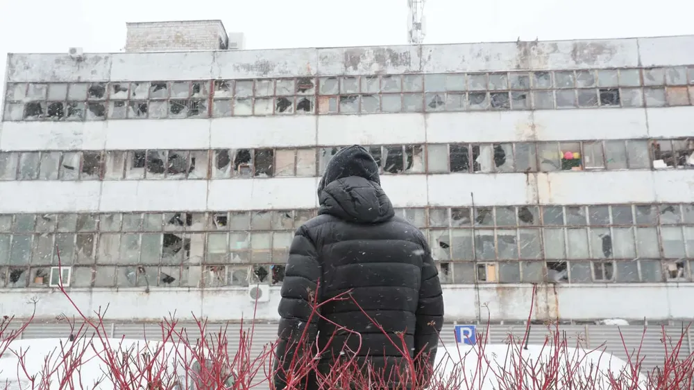 Un hombre observa un edificio residencial dañado tras un masivo ataque con drones y misiles por parte de Rusia, en Kiev, Ucrania, el 9 de enero de 2026. Rusia lanzó un ataque masivo con drones y misiles contra Ucrania durante la noche del viernes, que dejó al menos cuatro personas muertas y otras 25 heridas en Kiev, informaron las autoridades. Créditos: Xinhua / Li Dongxu