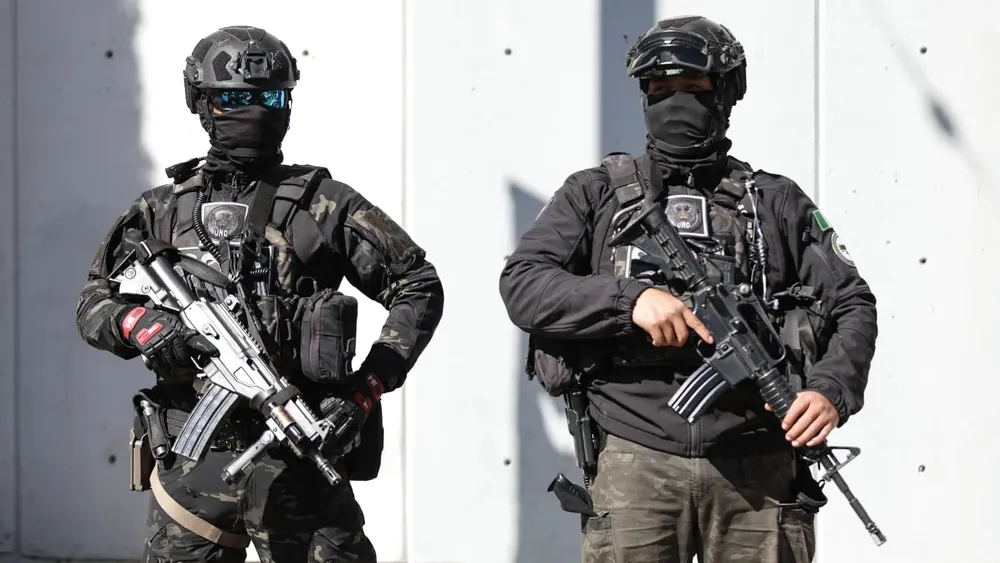 lementos de la Secretaría de Seguridad y Protección Ciudadana vigilan las instalaciones de la Fiscalía Especializada en Materia de Delincuencia Organizada, en la Ciudad de México, capital de México, el 23 de febrero de 2026. La Fiscalía General de la República de México confirmó el lunes genéticamente la identidad del cuerpo del líder del Cártel Jalisco Nueva Generación, Nemesio Rubén Oseguera Cervantes, alias "El Mencho", abatido la víspera tras un operativo militar en el estado de Jalisco. (Xinhua/Francisco Cañedo)