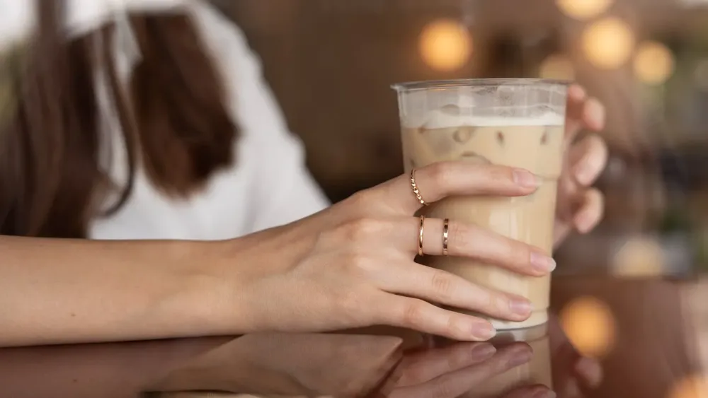 cafe-con-hielo-latte cafe-con-hielo-latte Café con hielo pra el verano. Créditos: Unsplash.