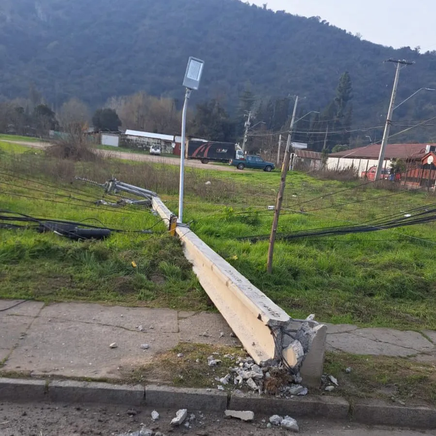 Poste de luz chocado. Crédito: @CGE_Clientes