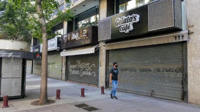 Persona caminando por Santiago.
