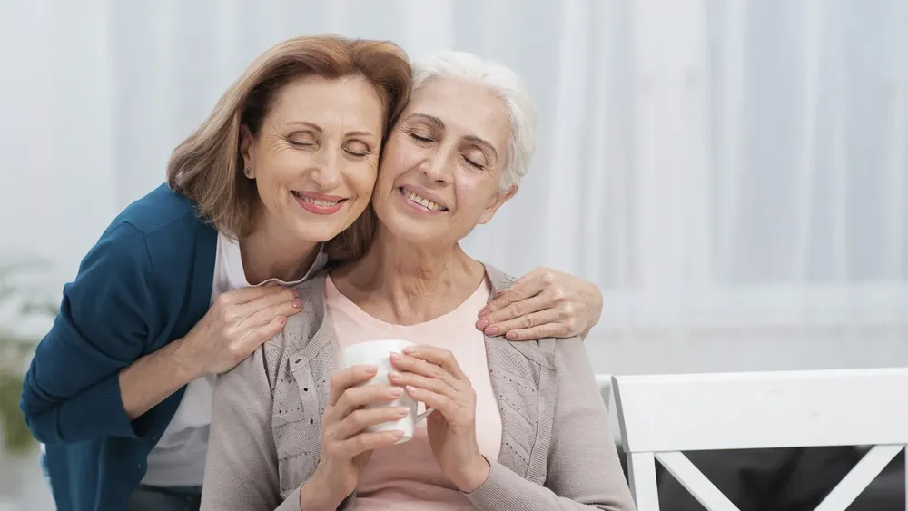 Mujer mayor y su hija. Bono por hijo.