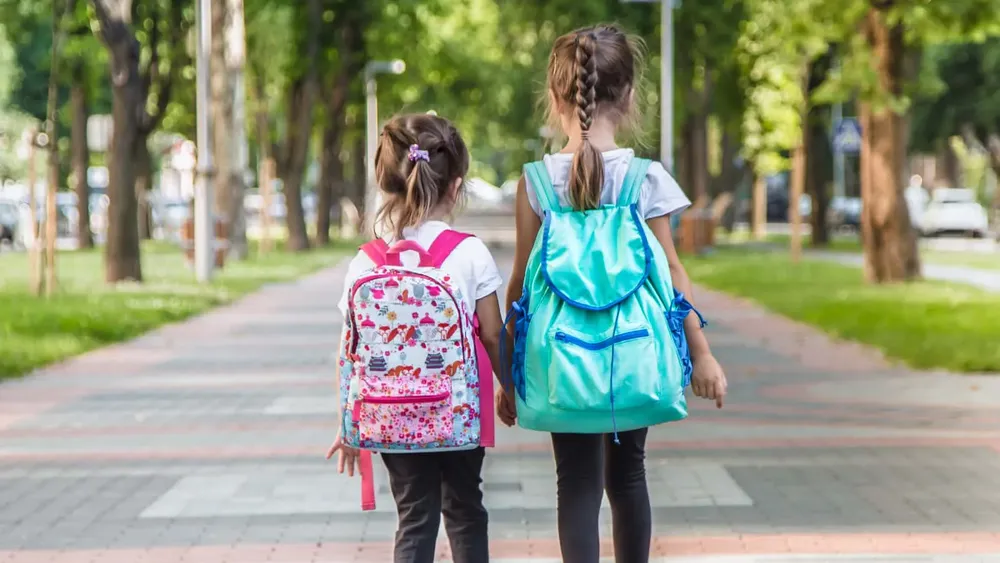 descuentos-utiles-escolares-cajas-de-compensacion Niñas escolares preparándose para el inicio de clases. Créditos: Freepik