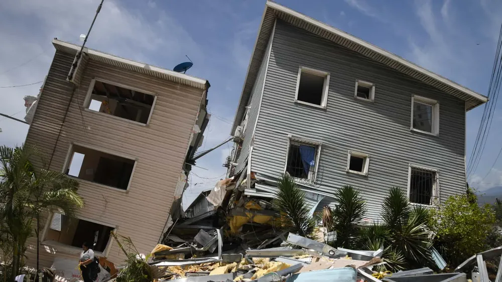 Imagen del 25 de junio de 2026 de edificios residenciales dañados luego de que se registraran dos terremotos, en Playa Grande, estado La Guaira, Venezuela. La cifra de personas fallecidas por los sismos del miércoles en Venezuela ascendió a 188 y la de heridos a 1.520, según una actualización difundida el jueves por el presidente de la Asamblea Nacional, Jorge Rodríguez. (Xinhua/Marcos Salgado)