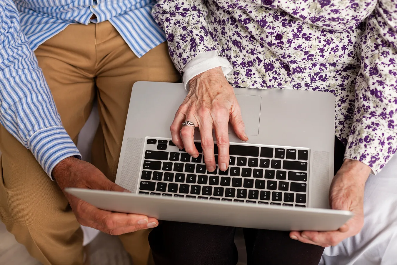 vista-superior-pareja-senior-usando-una-laptop (2)