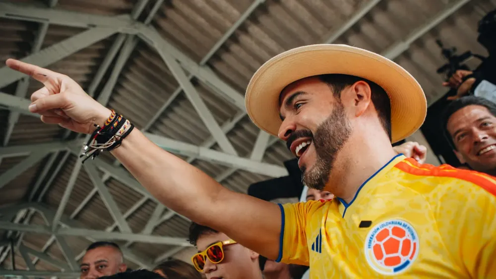 El candidato a la Presidencia colombiana por el movimiento Defensores de la Patria, Abelardo de la Espriella, gesticula en un puesto de votación durante las elecciones presidenciales, en Barranquilla, Colombia, el 21 de junio de 2026. La jornada electoral en Colombia para elegir al nuevo presidente y vicepresidente para el período 2026-2030 dio inicio el domingo a las 08:00 hora local (13:00 GMT) con la apertura de más de 13.000 puestos de votación en todo el territorio nacional. (Xinhua/Equipo de campaña movimiento Defensores de la Patria)