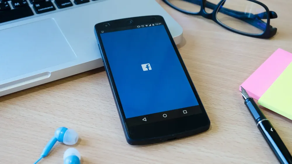Facebook en un celular.