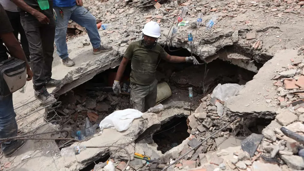Rescatistas trabajan sobre una estructura colapsada tras la ocurrencia de dos terremotos, en Playa Grande, estado La Guaira, Venezuela, el 28 de junio de 2026. Asciende a 1.450 el número de personas fallecidas tras el doblete sísmico ocurrido el pasado 24 de junio en Venezuela, informó el domingo el presidente del Parlamento venezolano, Jorge Rodríguez. (Xinhua/Str)