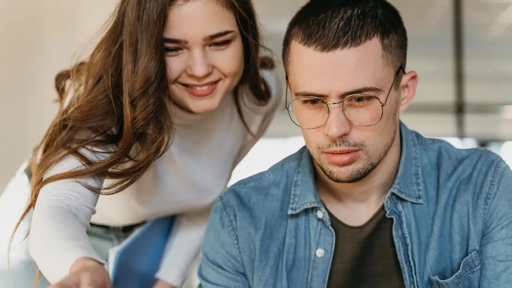 personas-buscando-trabajo-empleos