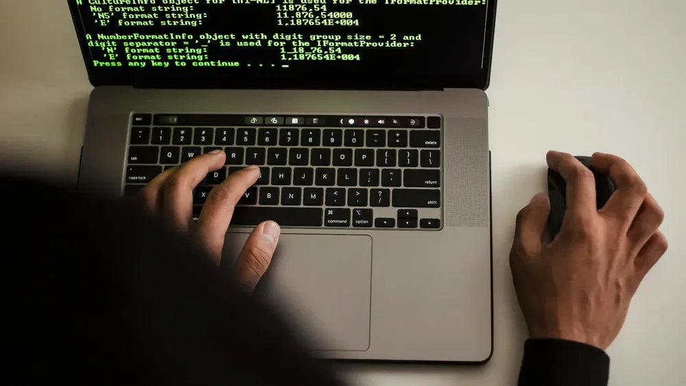 Hacker en un computador. Créditos: Pexels.