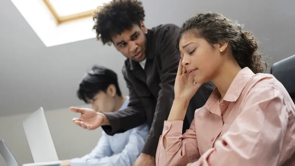 Violencia simbólica en el trabajo.