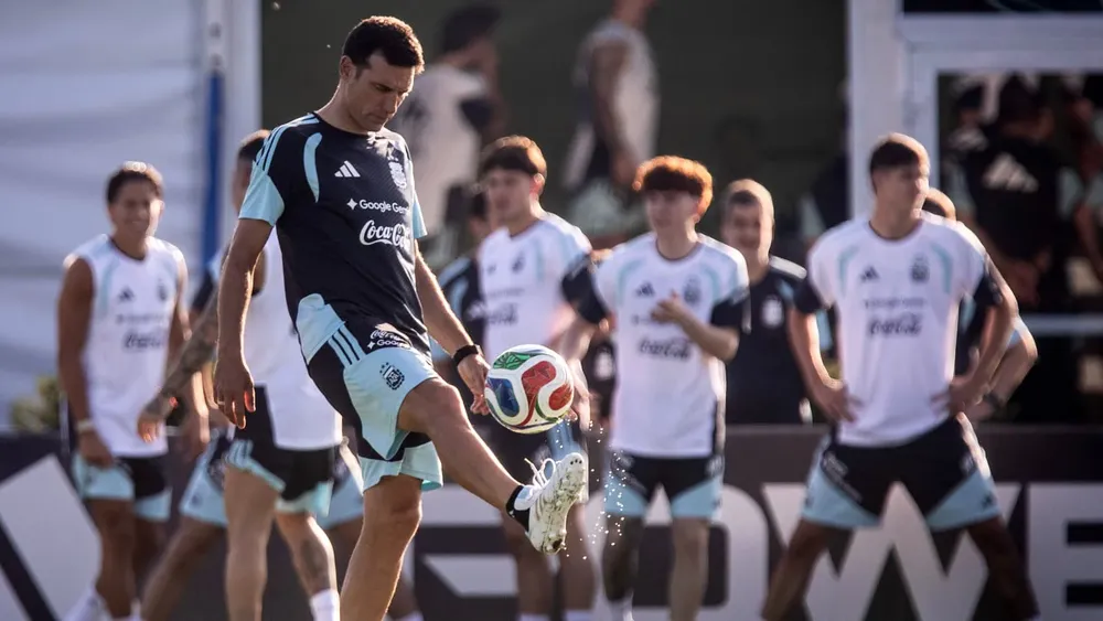 El director técnico, Lionel Scaloni (frente), de la selección argentina de fútbol, participa en una sesión de entrenamiento para un partido amistoso previo a la Copa Mundial de la FIFA 2026, ante Zambia, en el predio de la Asociación del Fútbol Argentino, en la ciudad de Ezeiza, Argentina, el 30 de marzo de 2026. (Xinhua/Martín Zabala)