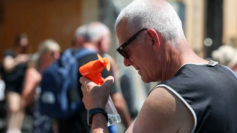 Un turista se refresca con un ventilador portátil cerca del Panteón, en Roma, Italia, el 10 de julio de 2026. Una nueva ola de calor está azotando Italia, con una temperatura media que ronda los 35 grados centígrados y picos que superan los 40 grados centígrados. (Xinhua/Wang Kaiyan)
