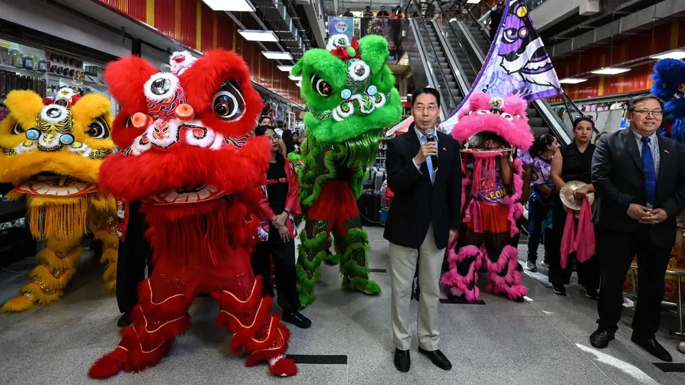 El embajador de China en Chile, Niu Qingbao (c), pronuncia un discurso durante un evento en un centro comercial chino, en el marco del Año Nuevo chino, en Santiago, capital de Chile, el 16 de febrero de 2026. Un grupo de jóvenes chilenos encabezaron el lunes la celebración previa al Año Nuevo chino con la tradicional y emblemática Danza del león, espectáculo que sorprendió a comerciantes y al público en el barrio Meiggs, núcleo de negocios de los emigrantes asiáticos en Chile. (Xinhua/Jorge Villegas)